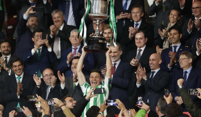 Spagna, Coppa del Re a 40 anni alza l'ultimo trofeo