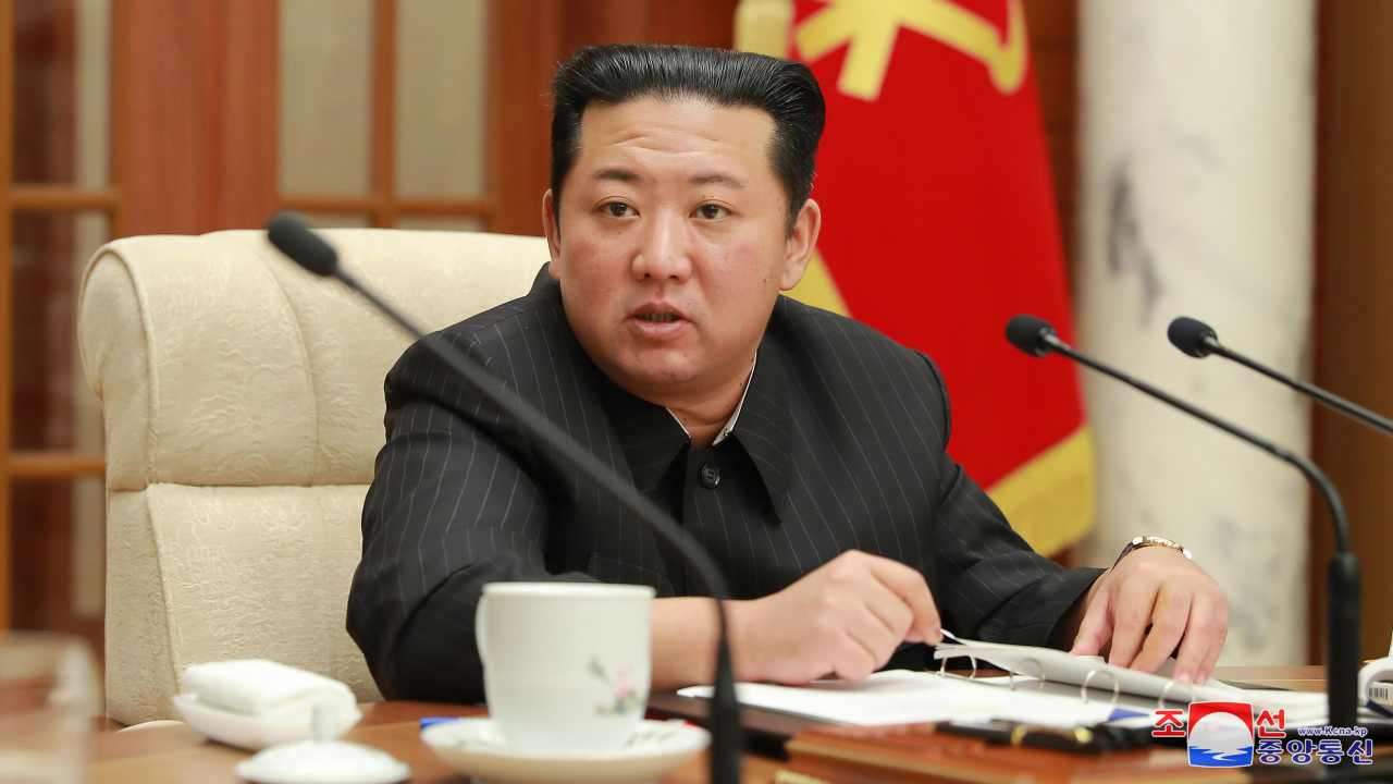 Corea del Nord, l'inaspettato regalo di Kim alla annunciatrice tv
