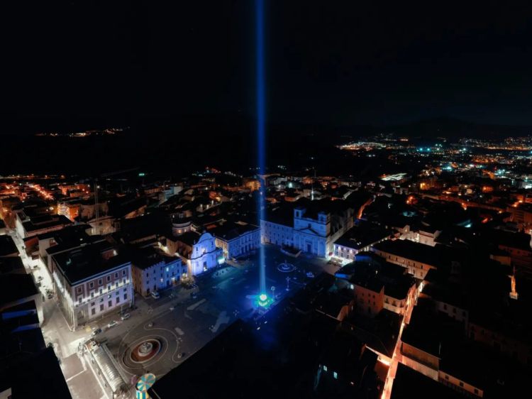 Piazza del Duomo all'Aquila illuminata per le celebrazioni legata al sisma del 2009 (Foto Ufficio Stampa Comune L'Aquila)