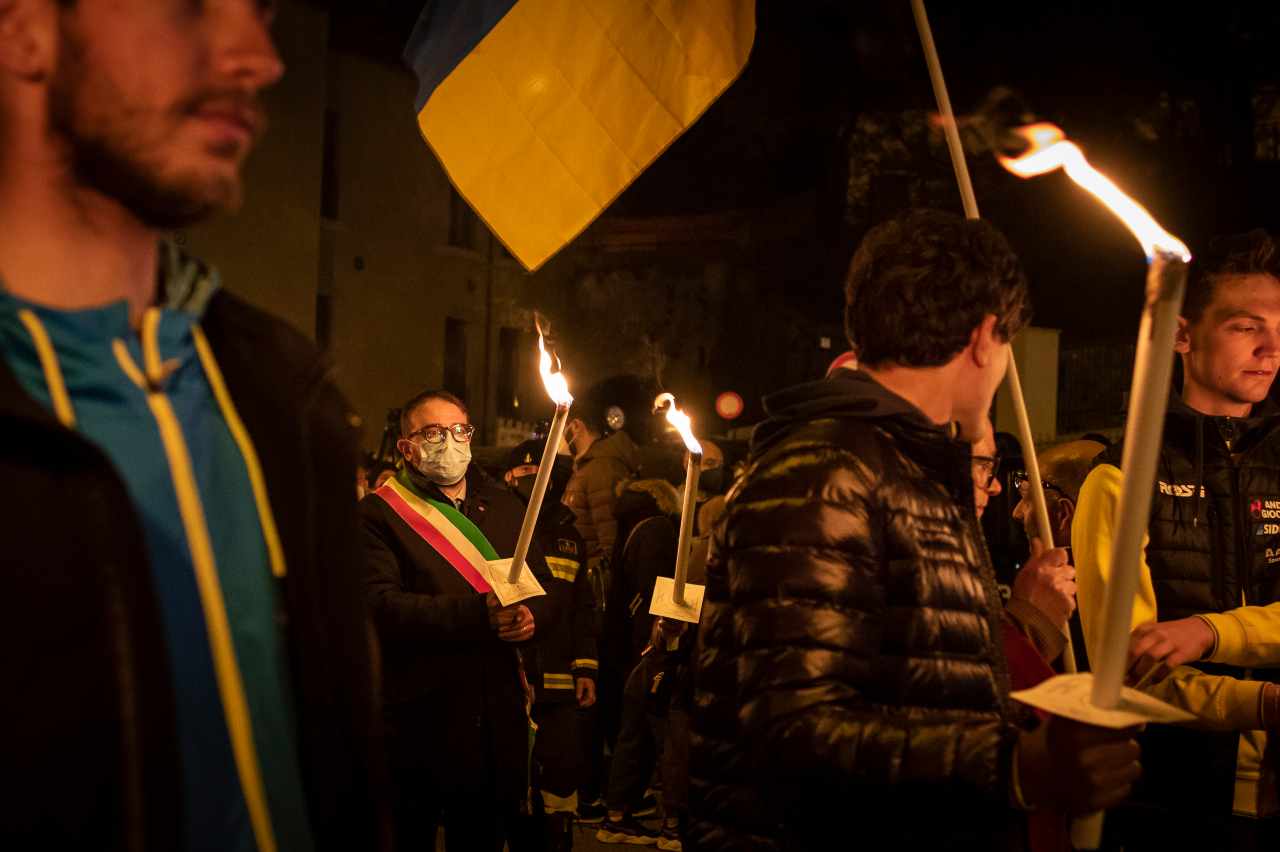 Pierluigi Biondi nel corso della fiaccolata in ricordo delle vittime del terremoto (Foto Ufficio Stampa Comune L'Aquila)