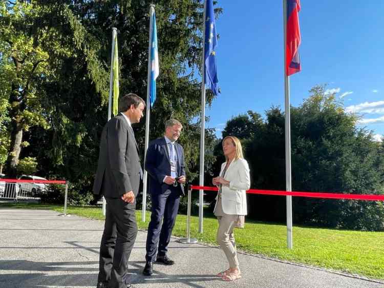 Raffaele Fitto, Carlo Fidanza e Giorgia Meloni in un summit internazionale (Foto Facebook Carlo Fidanza)
