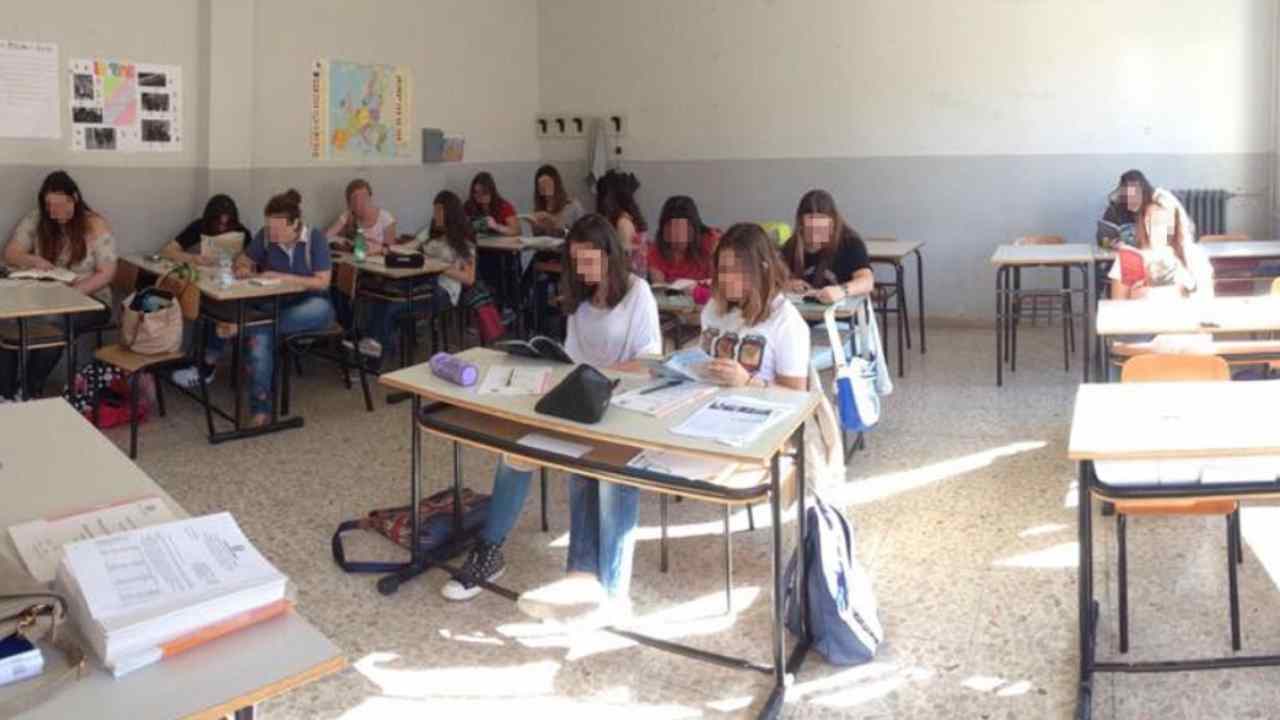 Scuola, la denuncia di una ex studentessa nei confronti del professore
