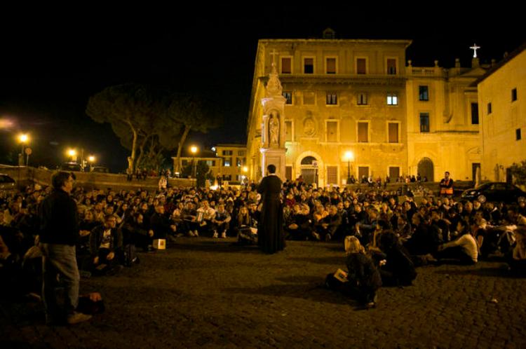 Un momento del pellegrinaggio notturno (blog costanzamiriano.com)