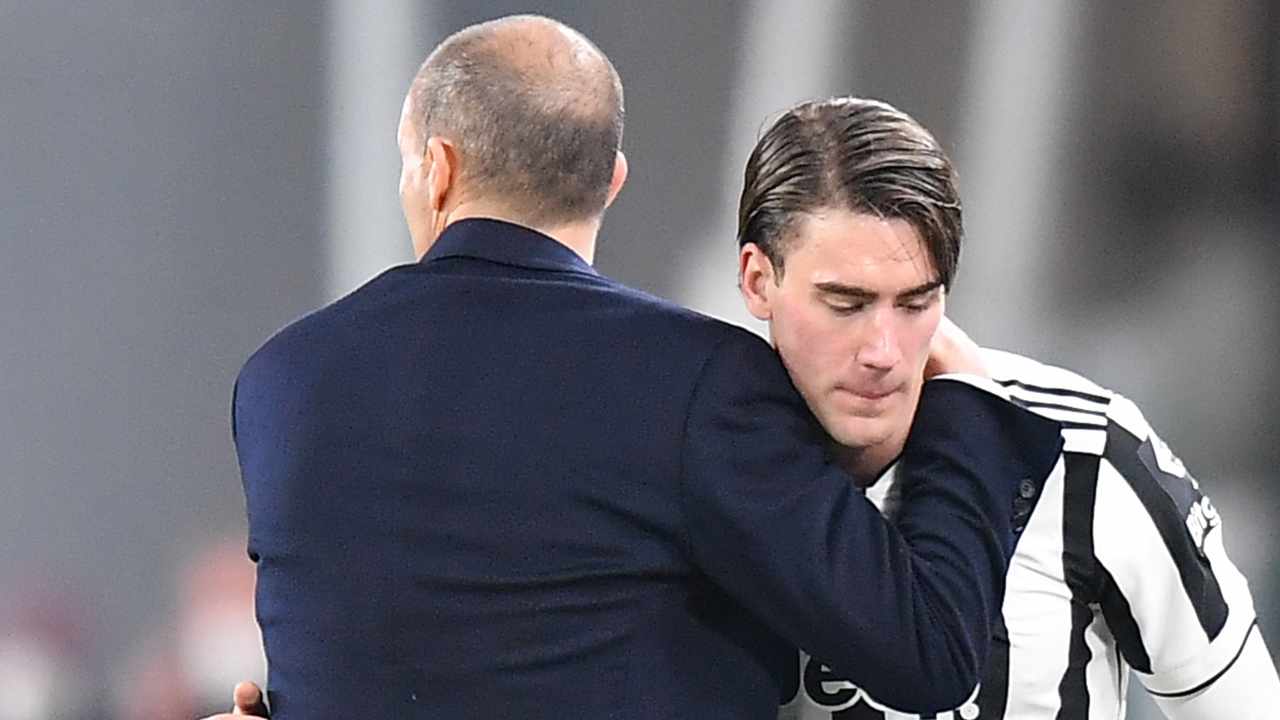 Allegri Vlahovic sfida in allenamento