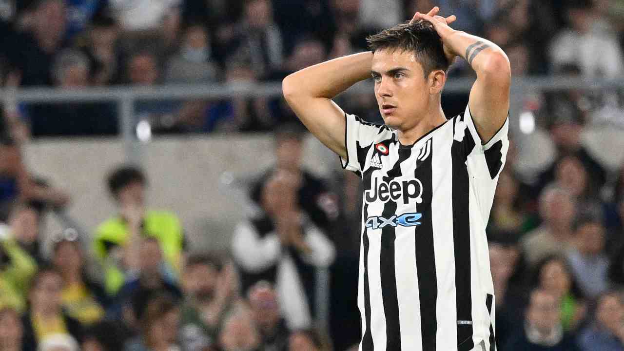 Dybala saluta tifosi Juventus