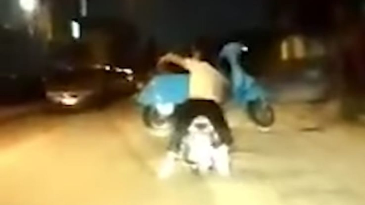 Afragola, trasportano Vespa a bordo di uno scooter