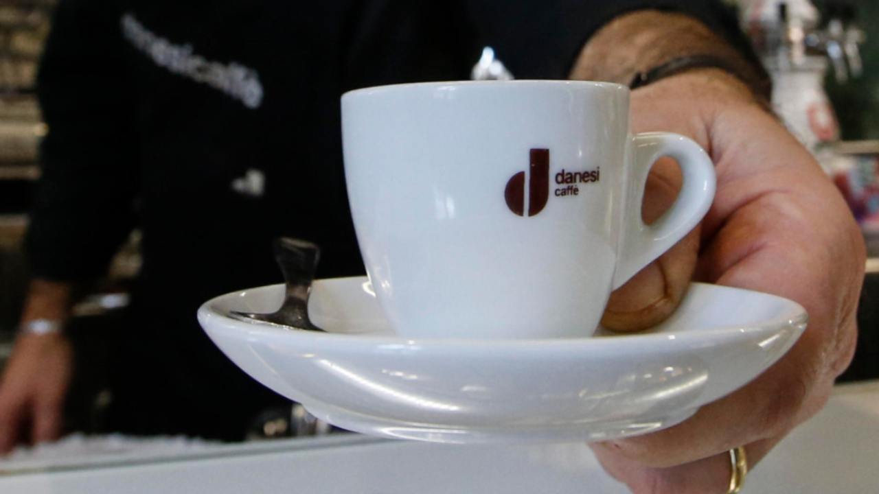 Caffè troppo caro, chiama i vigili che multano il titolare