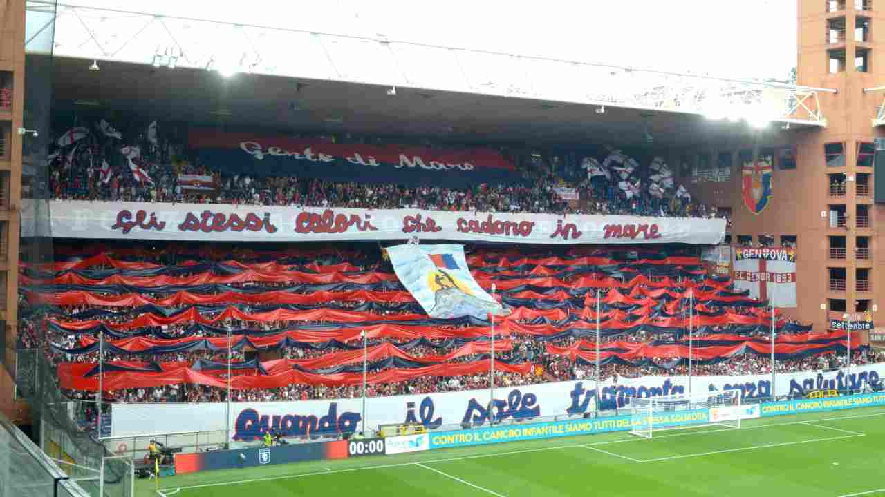 tifosi della gradinata Nord sostengono i calciatori del Genoa