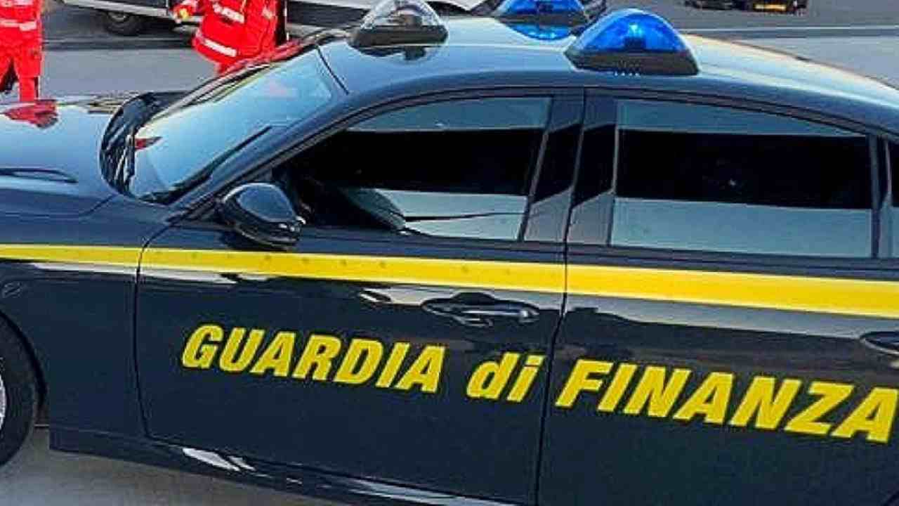 Gunzionario polizia si uccide durante arresto