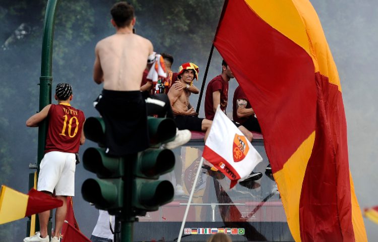 I tifosi giallorossi hanno invaso le strade di Roma (foto ANSA)