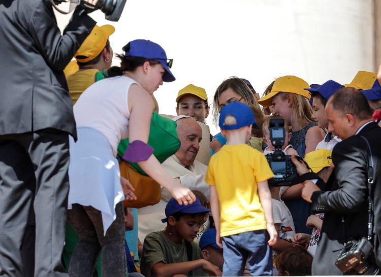 Il Papa circondato da bambini all'udienza generale in Piazza San Pietro (foto Ansa)