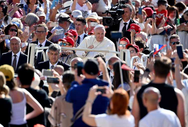 Il Papa saluta i fedeli sulla papamobile (foto ANSA ETTORE FERRARI)