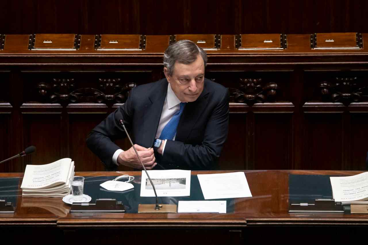 Il premier Draghi tira dritto sui balneari e minaccia la fiducia sul ddl Concorrenza (Foto ANSA)