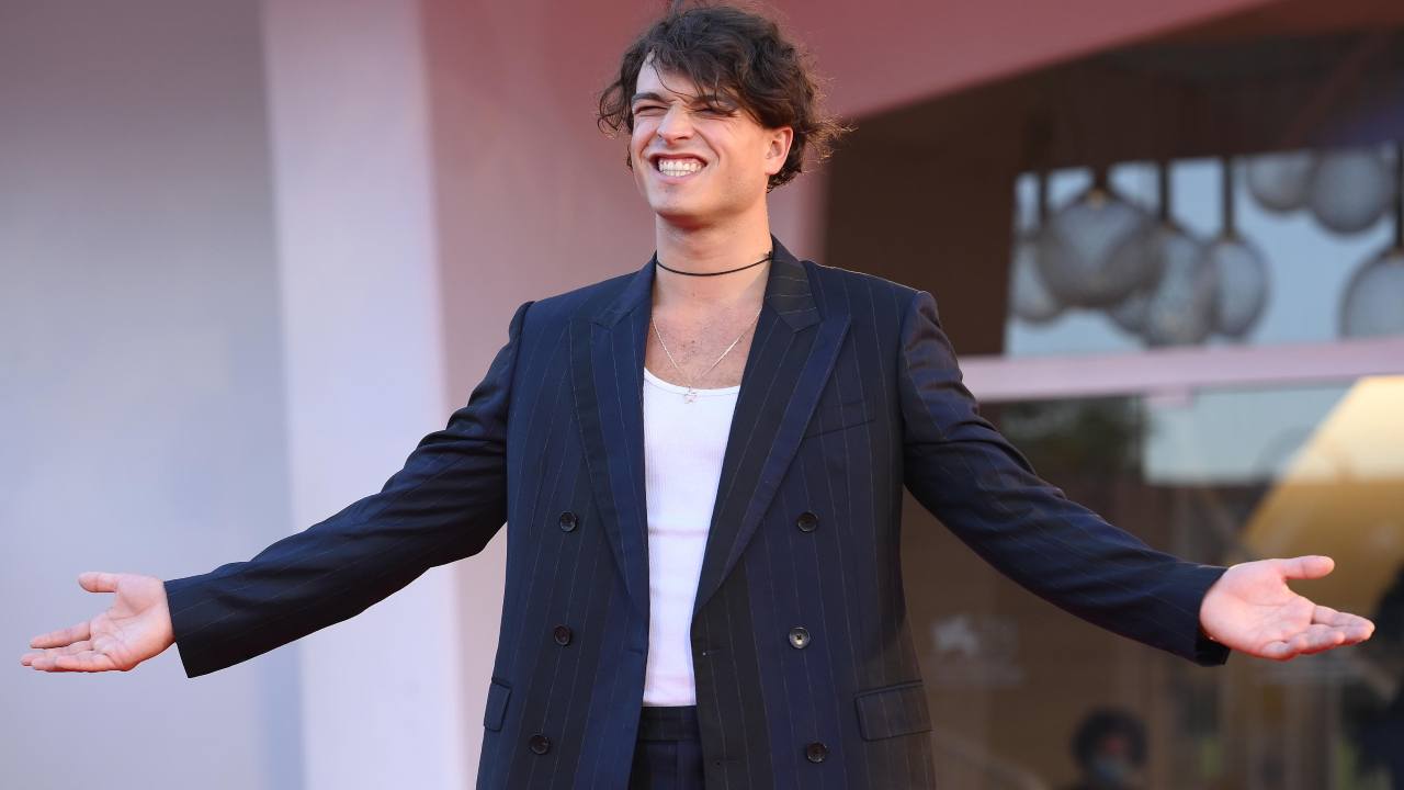 Leo Gassman soccorre ragazza vittima di stupro