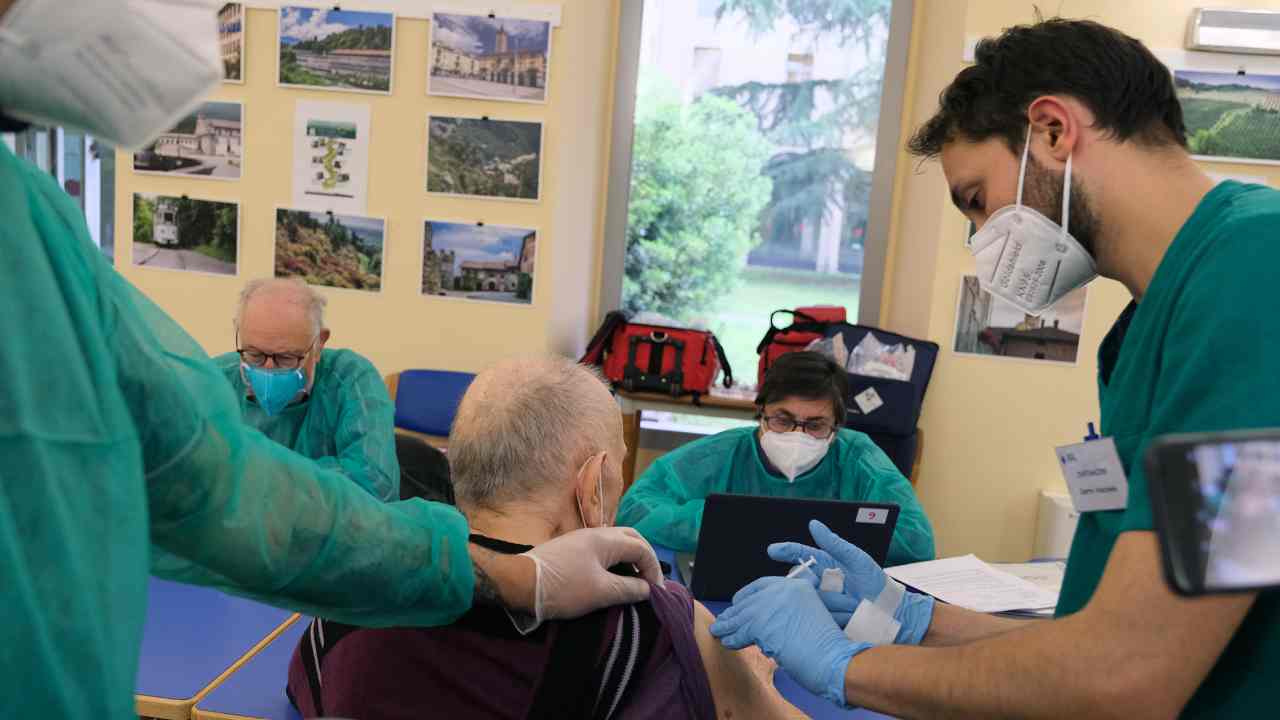 Allarme scadenza vaccini Pfizer