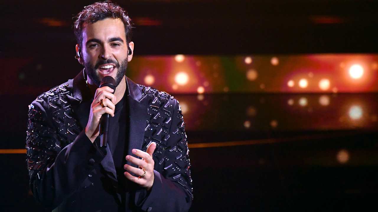 Marco Mengoni con le stampelle a 'Le Iene'