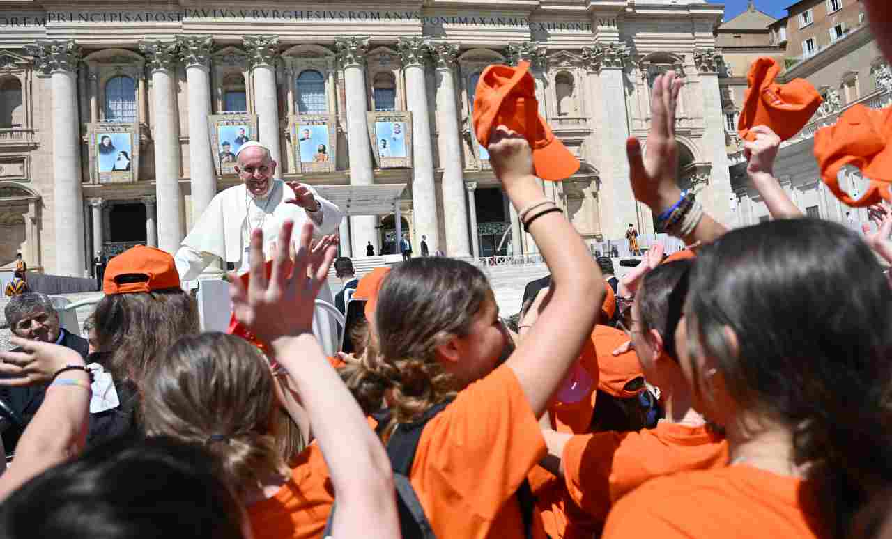 Papa Francesco saluta i bambini durante l'udienza generale (ANSA ETTORE FERRARI)
