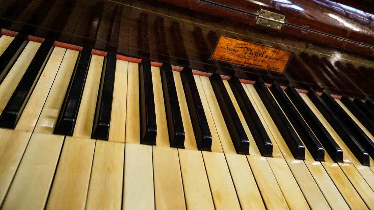 Bambino di cinque anni apre concerto suonando pianoforte