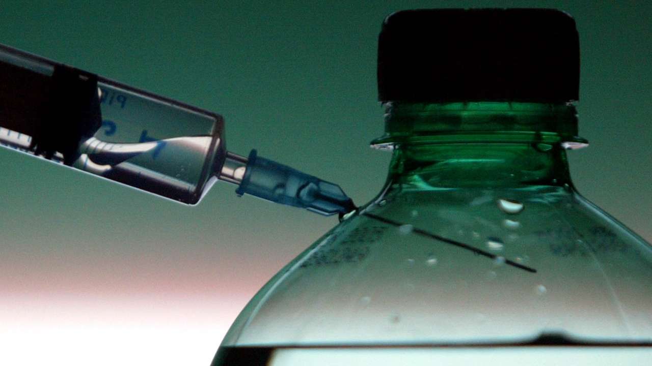 Minacciava di contaminare acqua e cibo di prodotti alimentari