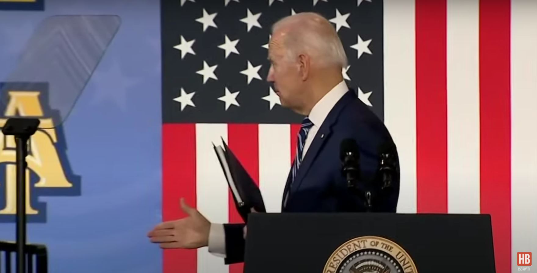 Biden si volta per stringere la mano a persone inesistenti