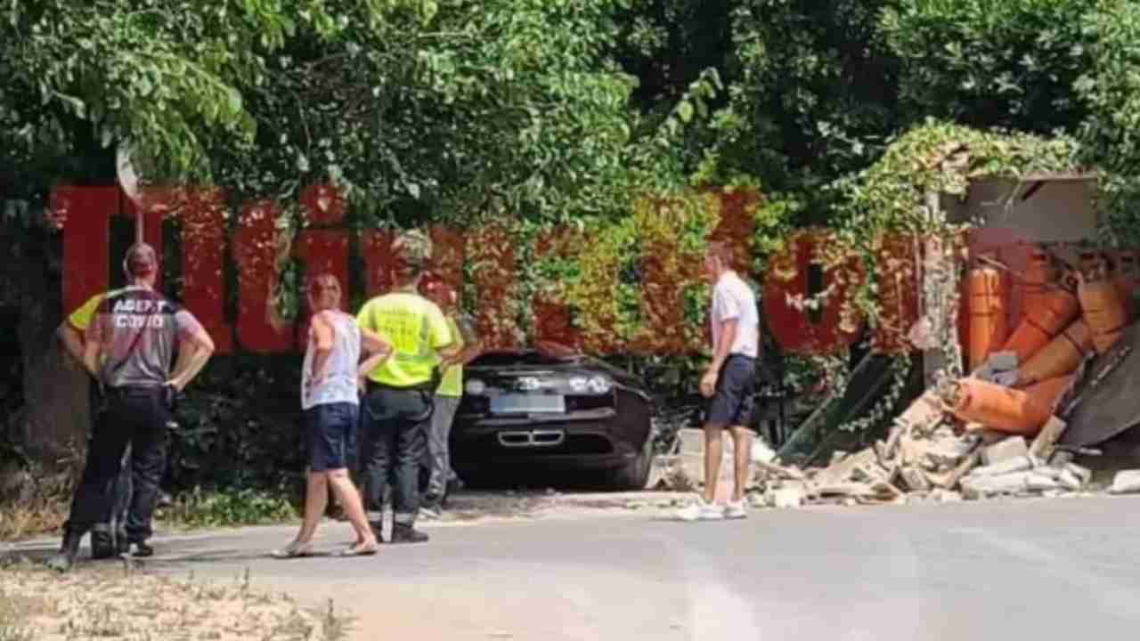 La Bugatti di Ronaldo va fuori strada