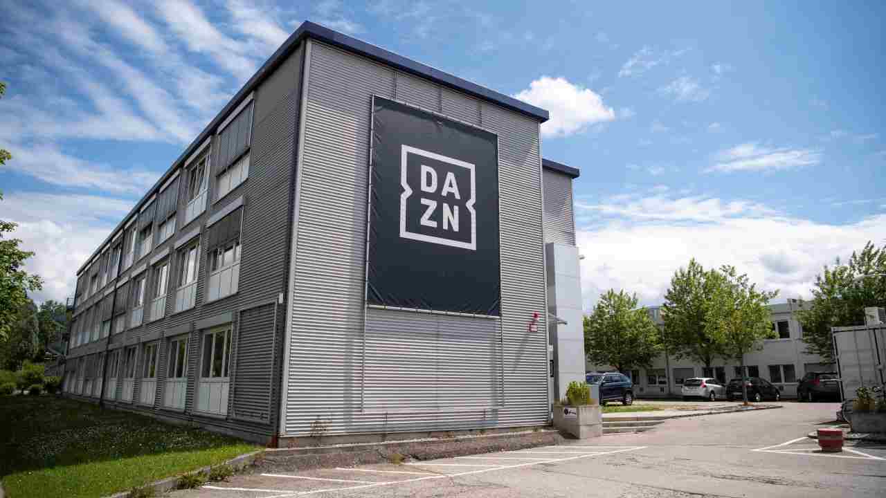 Dazn aumenta i prezzi, la rabbia della politica