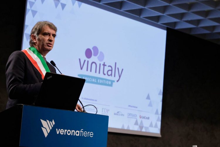 Il sindaco di Verona Federico Sboarina al Vinitaly (foto Ansa)