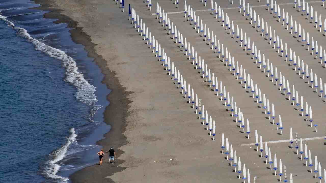 E' vietato portare acqua e cibo negli stabilimenti balneari