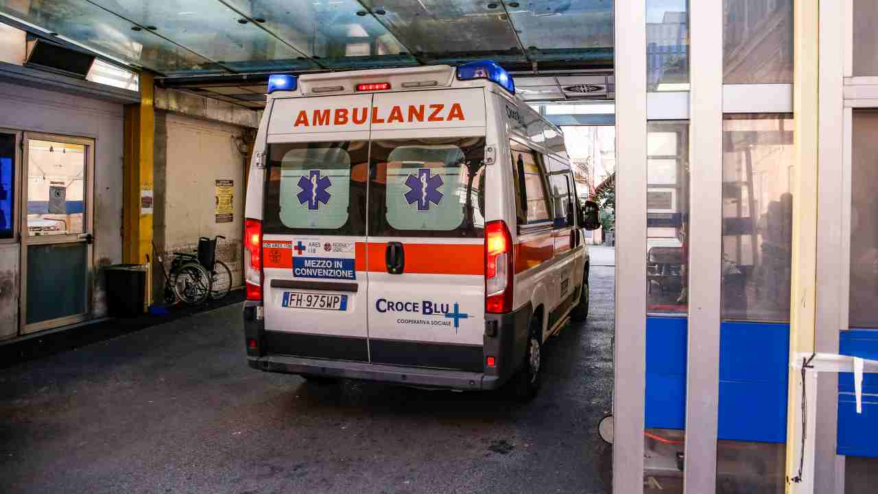 Grave guardia giurata dopo aver bevuto acqua con sostanza chimica