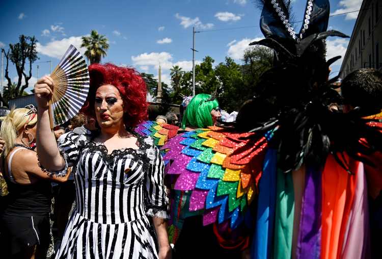 Una persona trans al Roma Pride del 2022 (foto Ansa)