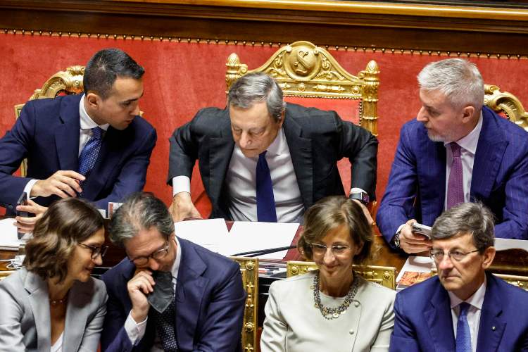 Draghi circondato dai suoi ministri in Senato (foto ANSA)