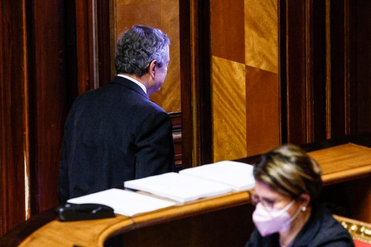 Draghi esce dall'Aula del Senato (foto ANSA)