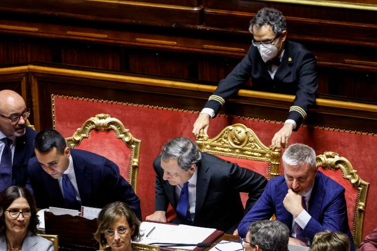 Draghi lascia l'aula del Senato (foto ANSA)