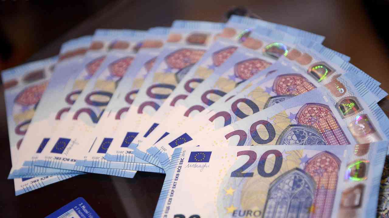 Lo stipendio degli statali fa infuriare e non poco