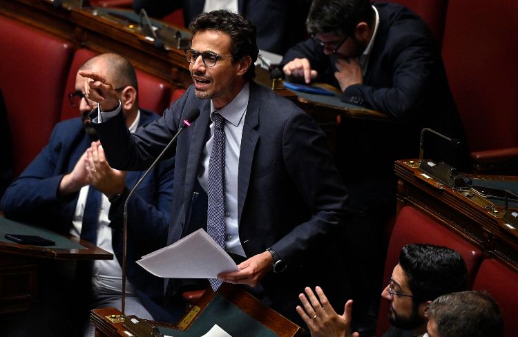 m5s esce dall'aula sul decreto aiuti