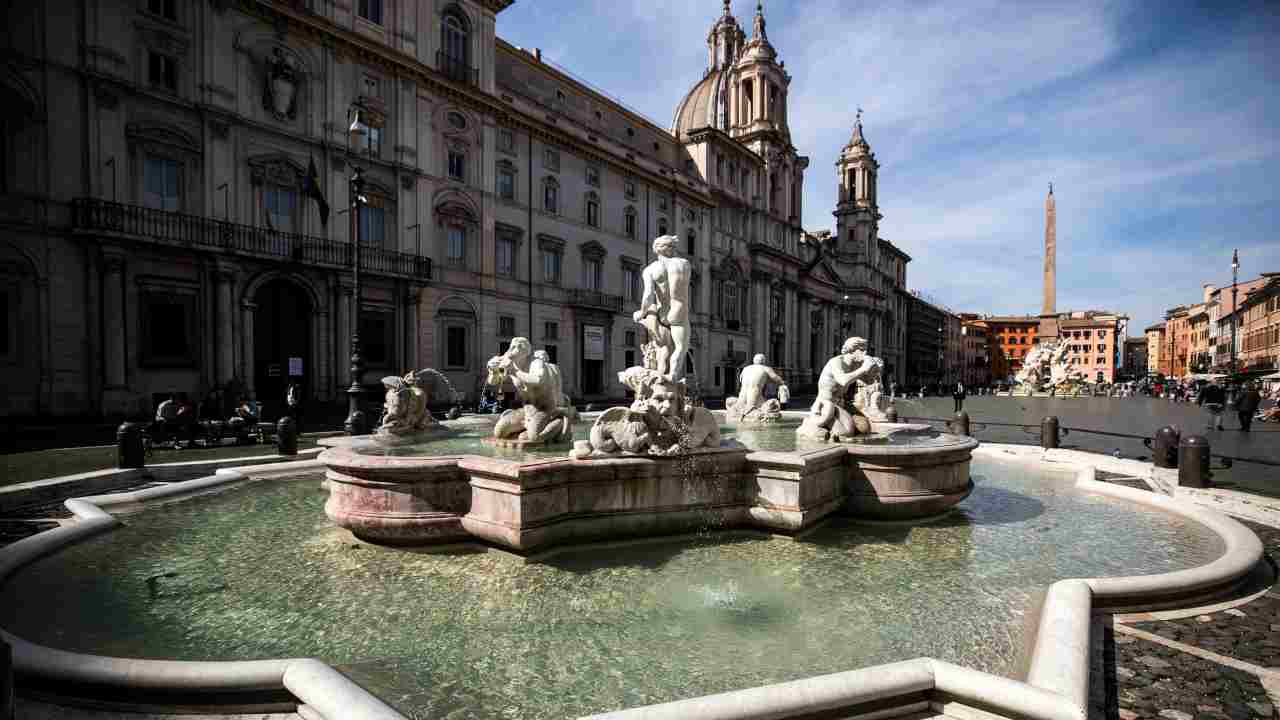 Turisti vandali fanno tutti da fontana Trevi e piazza Navona