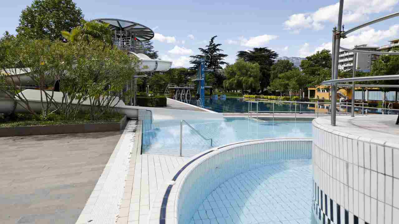 Bambino cade in piscina, ma viene salvato