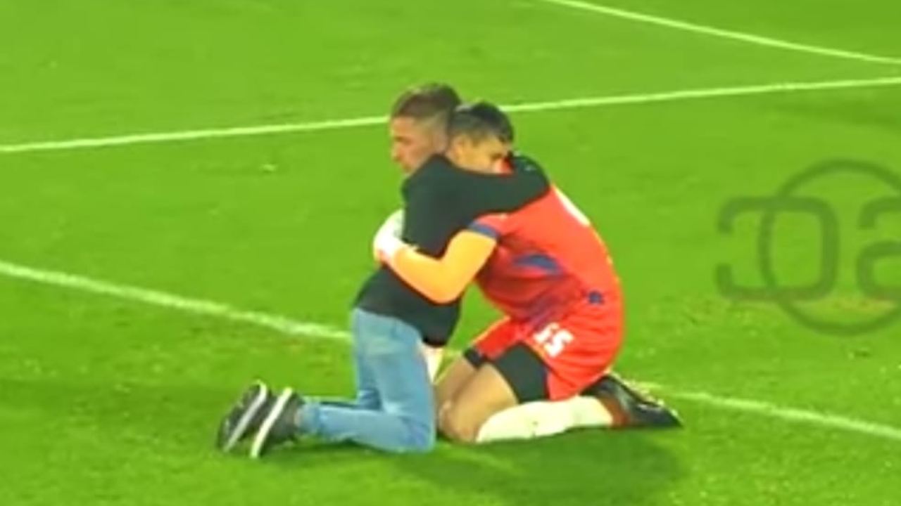 L'abbraccio del piccolo tifoso al portiere di casa
