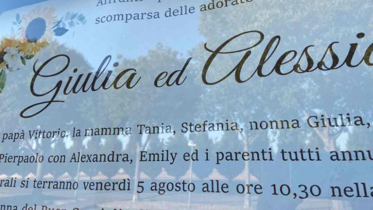 L'ultimo saluto alle due sorelle investite ed uccise da un treno