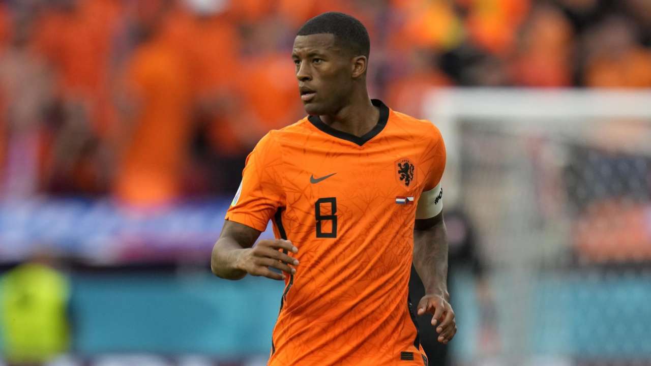 Wijnaldum arriva a Roma ed è subito festa