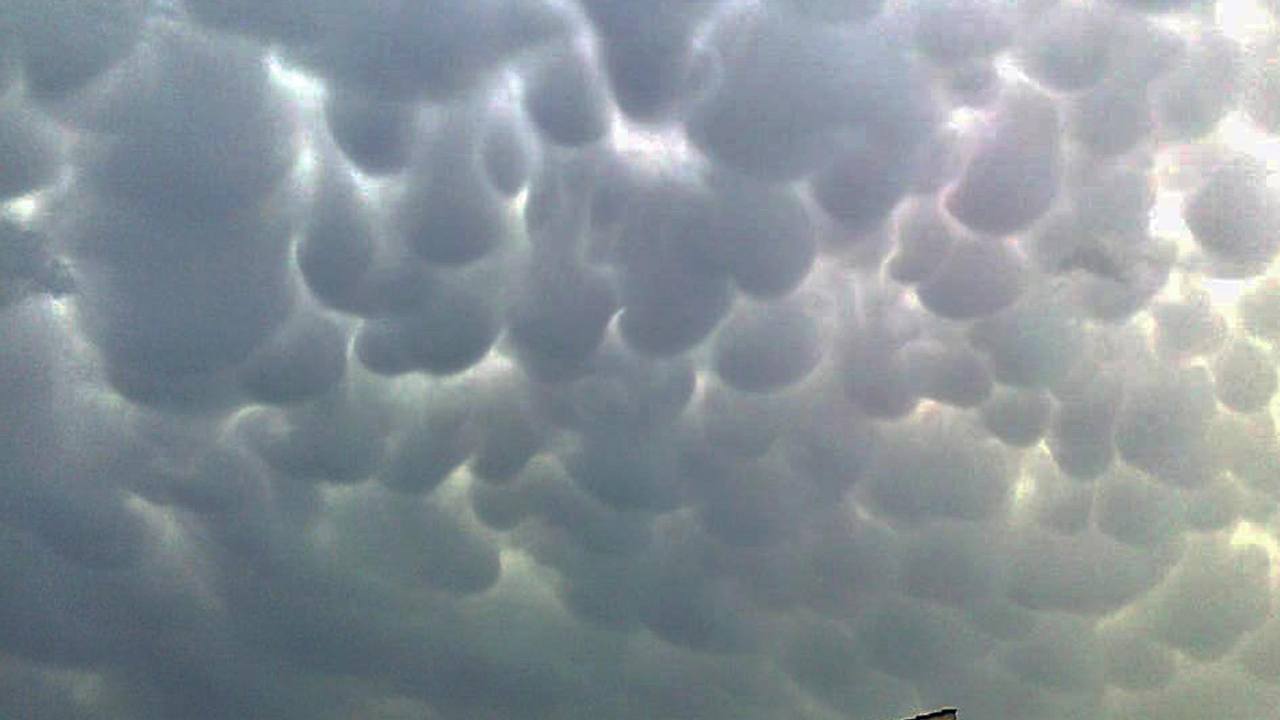 Meteo, sarà un weekend rovinato da bombe d'acqua e temporali