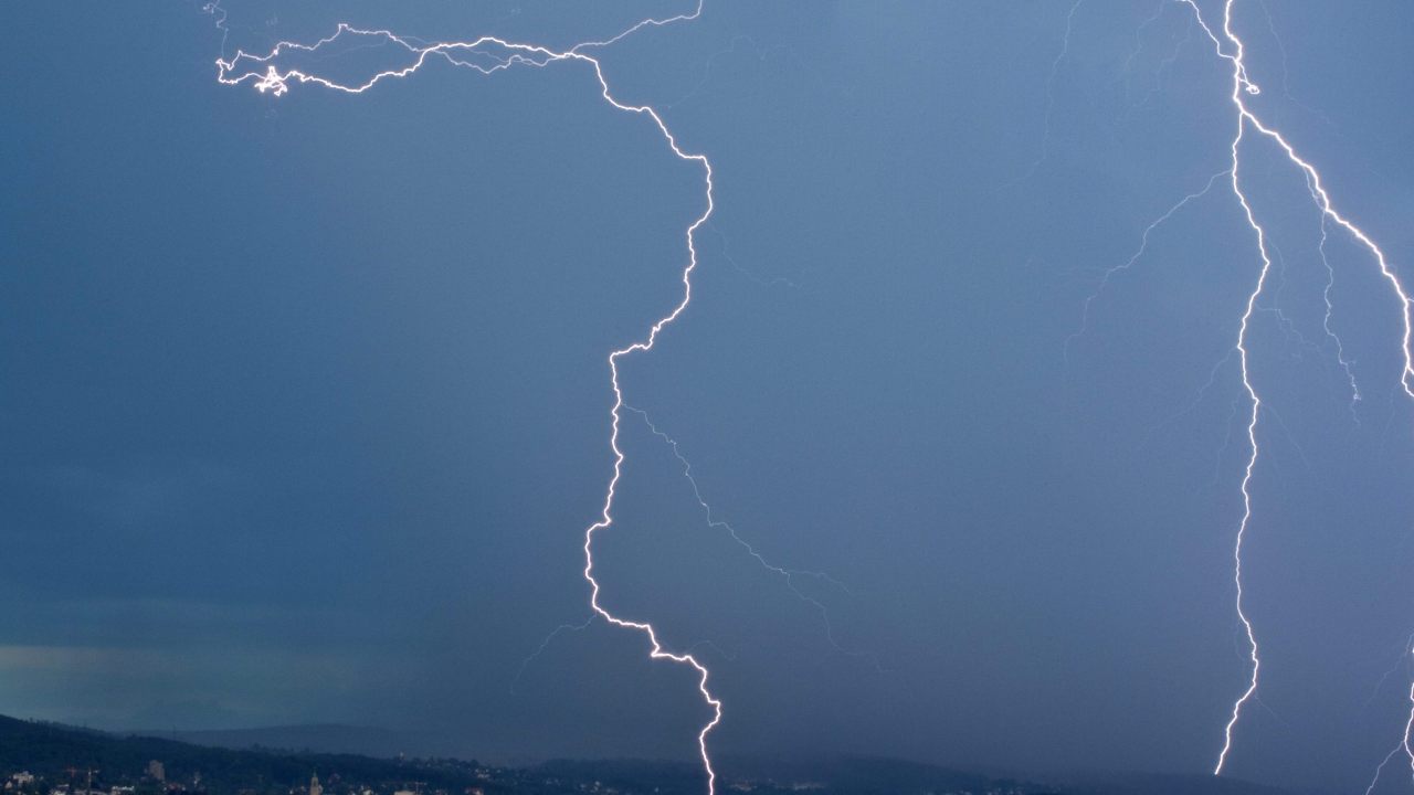 Meteo, sarà un weekend rovinato da bombe d'acqua e temporali