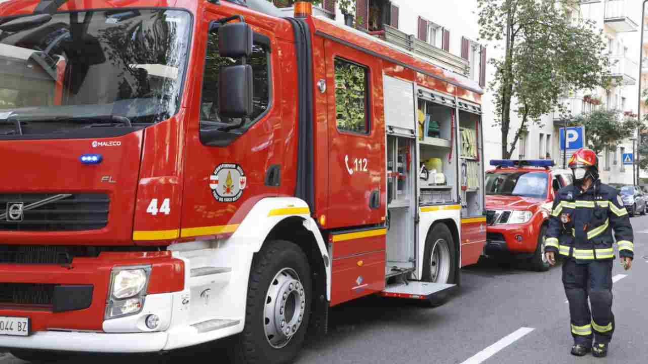 Napoli, vigili del fuoco in azione