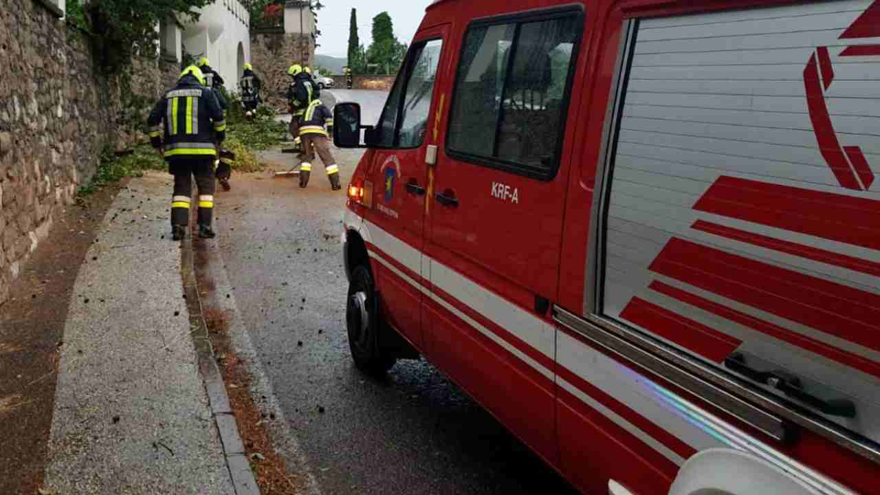 Napoli, vigili del fuoco in azione