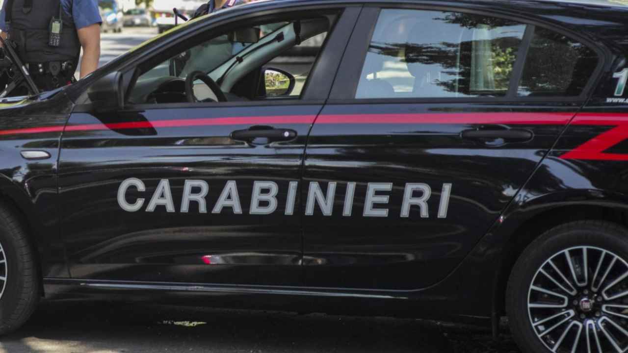 Si masturba davanti ad una ragazzina sul treno