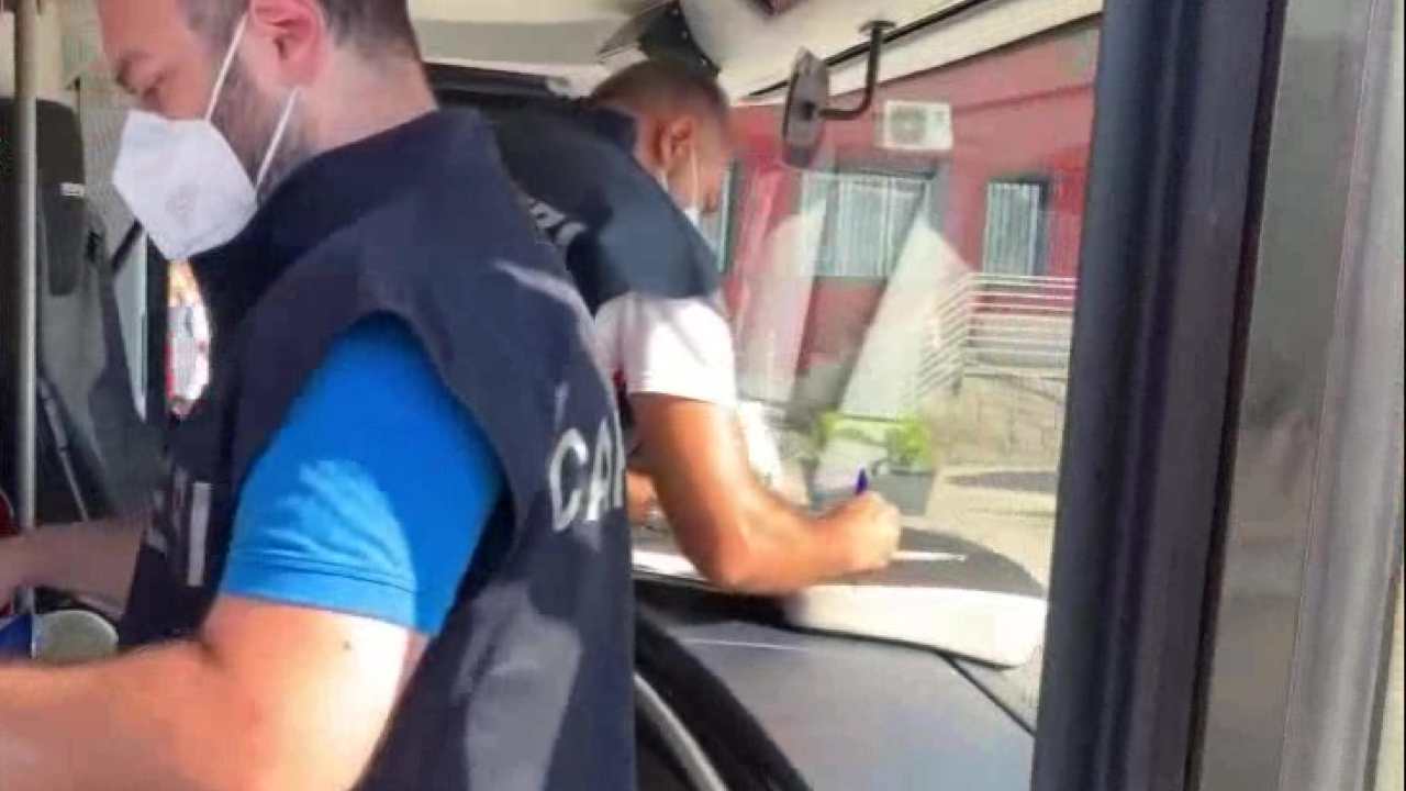 Si masturba davanti ad una ragazzina sul treno