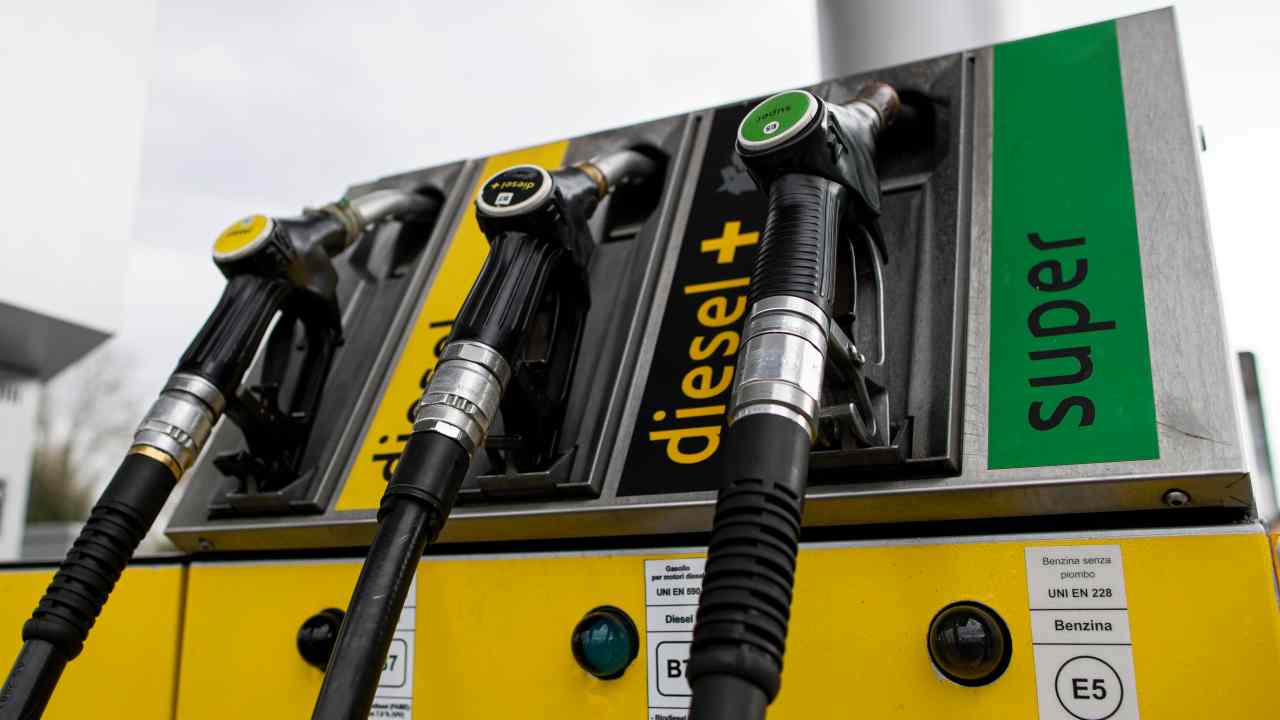 Carburante, taglio Meloni