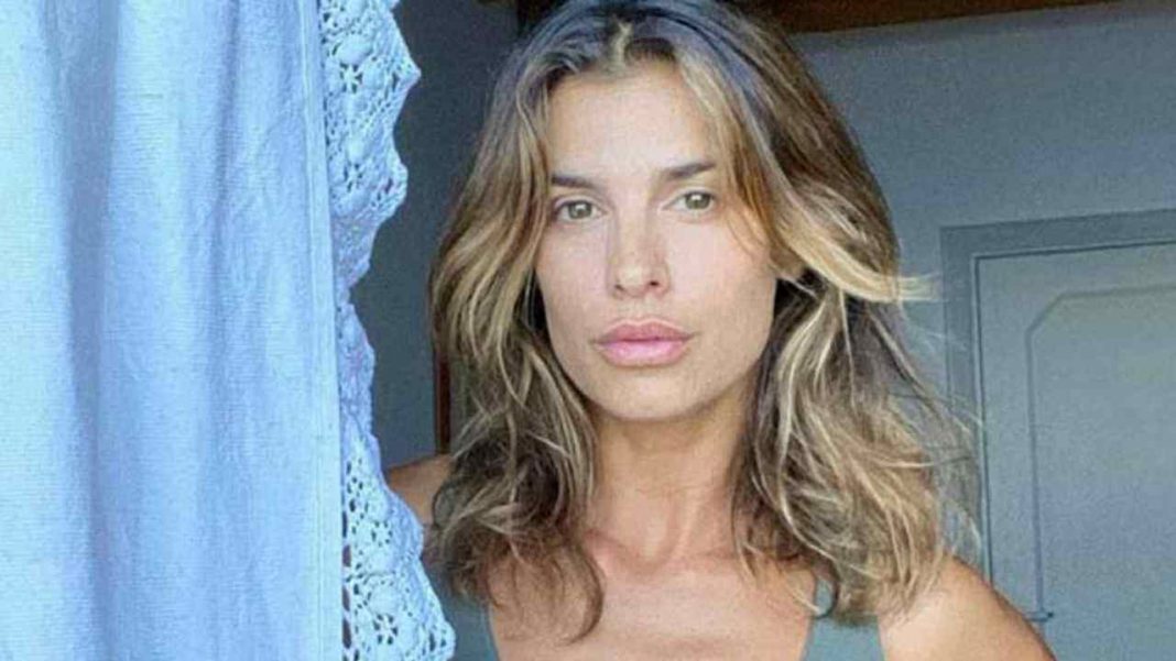 Elisabetta Canalis posa in topless ma il seno di fuori fa scattare la