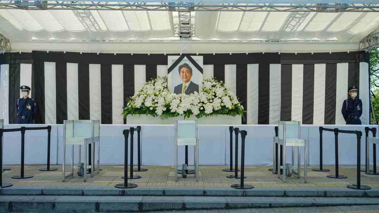 Momenti di alta tensione durante i funerali di Shinzo Abe 
