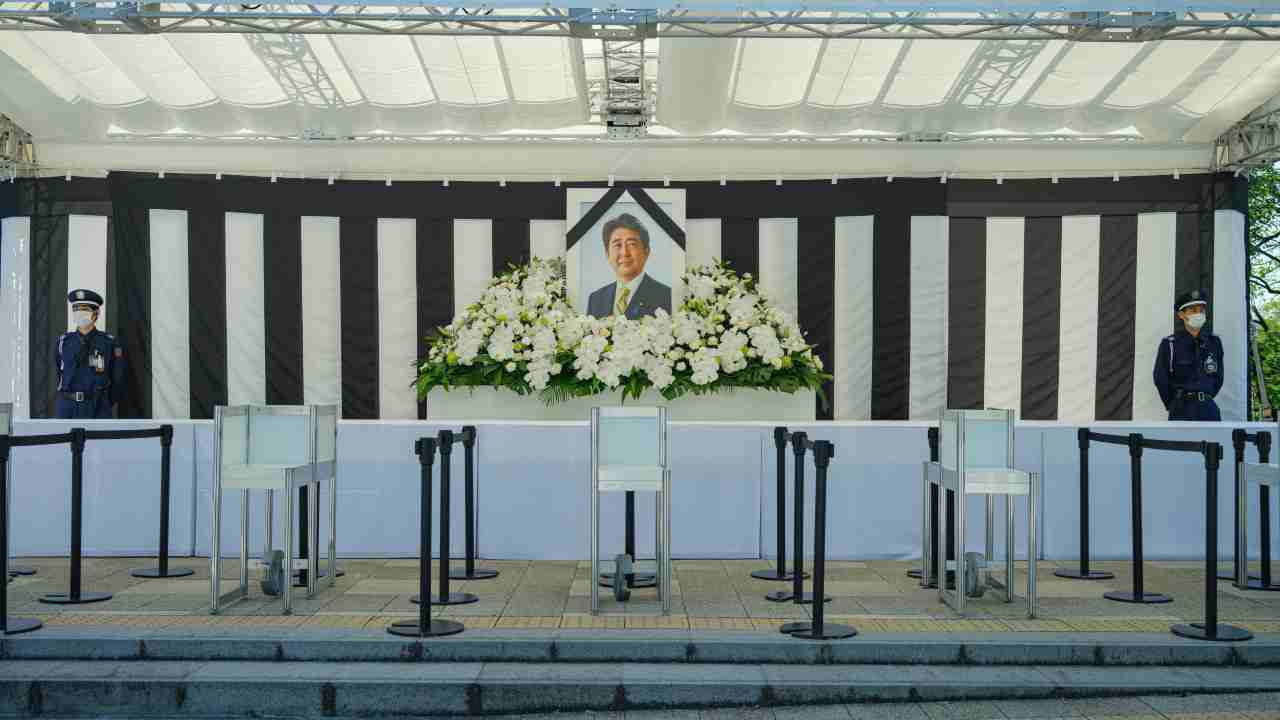 Momenti di alta tensione durante i funerali di Shinzo Abe